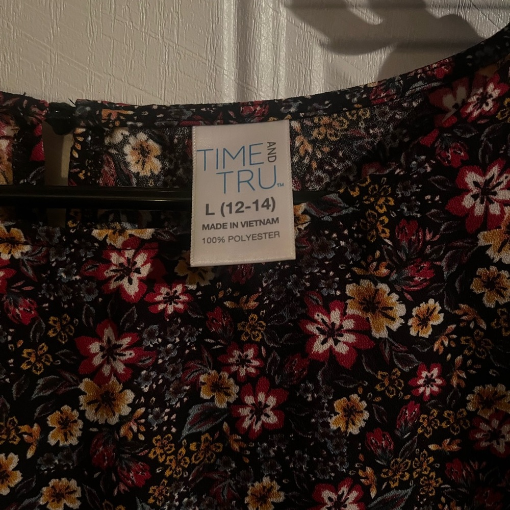 Cute Floral Top - Picture 8 of 8